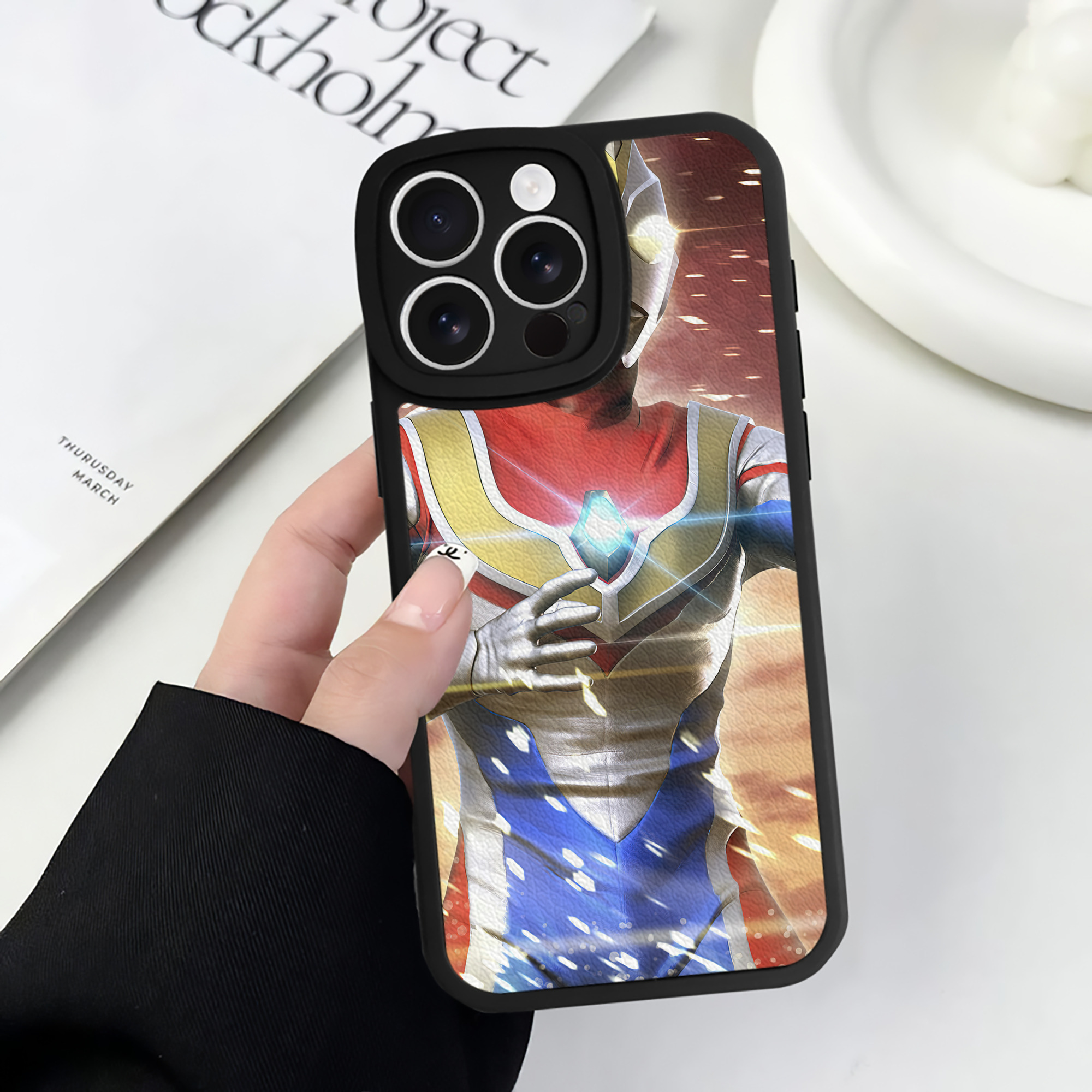 （画像用） ウルトラマン Ultraman 【iPhone 16シリーズ対応】シリコンスマホケース（レザー調） 材質：シリコン